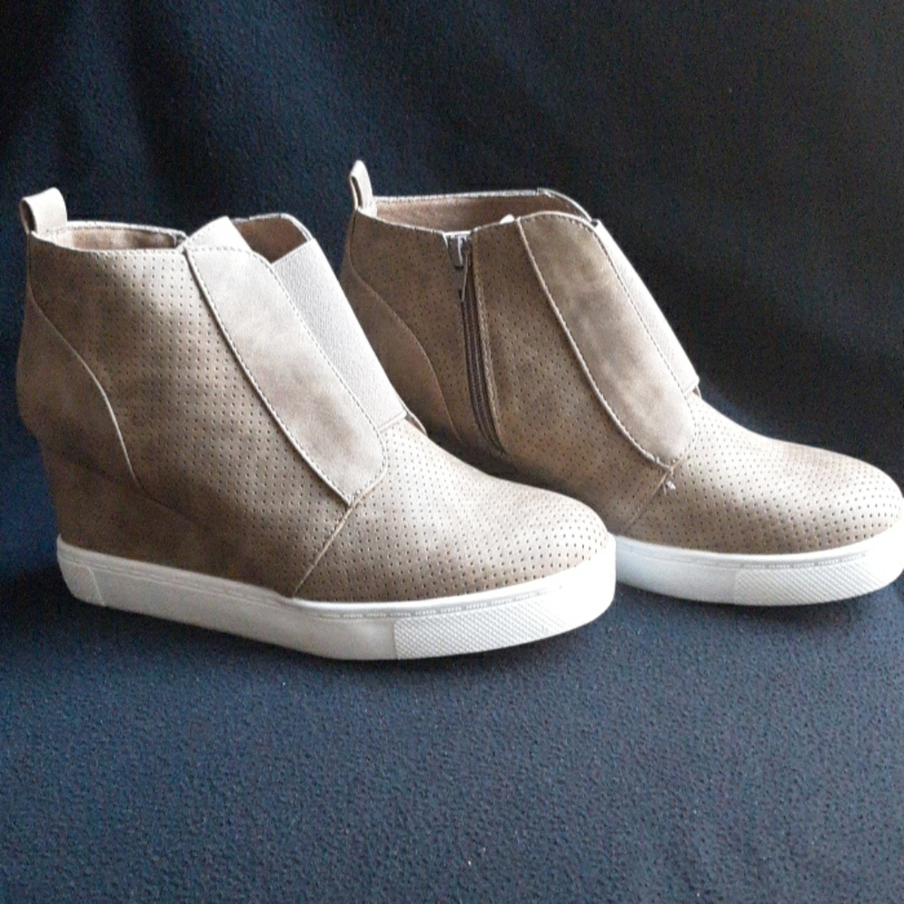 Wedge athletic shoes